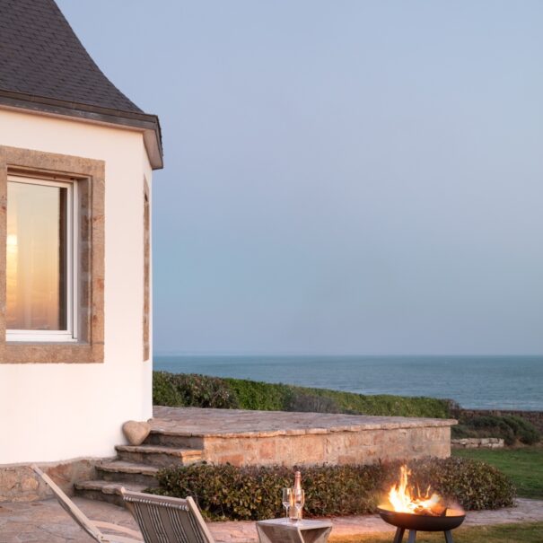 Gîte vue mer en Bretagne, un verre de champagne dans le jardin en admirant le coucher du soleil