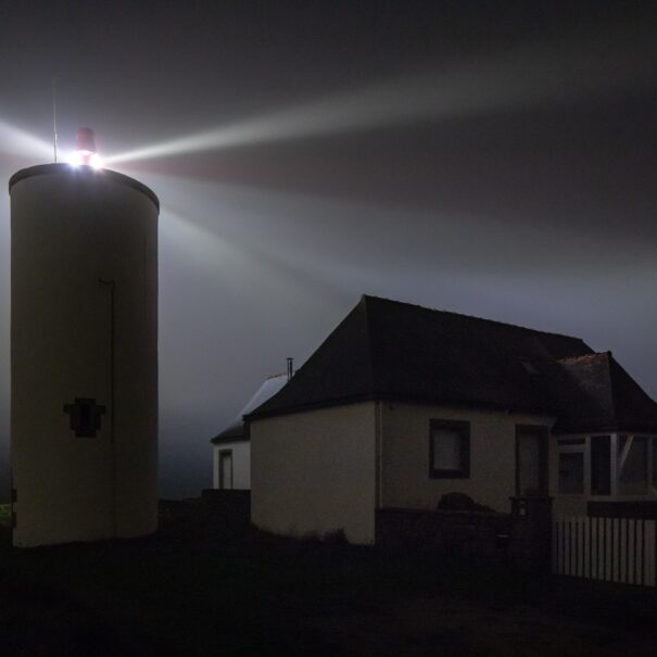 gite-bord-de-mer-en-bretagne-un-phare-dans-la-nuit