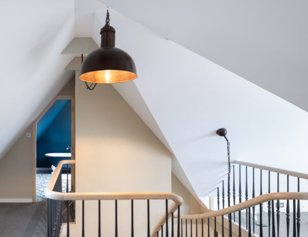 Gîte de charme en Bretagne, un superbe escalier menant à la grande salle de bain familiale