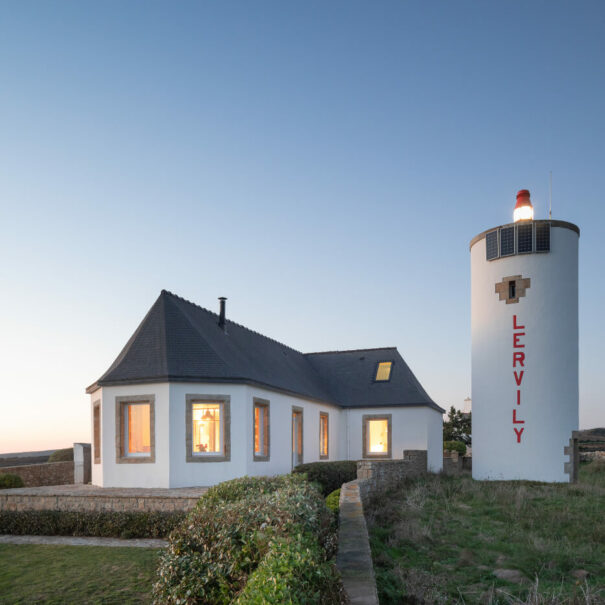 Gîte de charme bord de mer en Bretagne, avec son phare toujours en activité