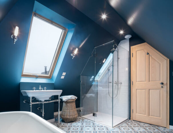 Gîte de charme en Bretagne, une magnifique salle de bain familiale avec une grande douche