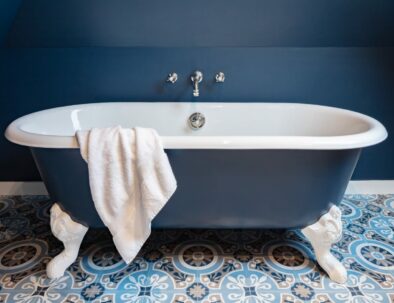 Gîte de charme en Bretagne, un magnifique salle de bain familiale avec une veritable baignoire en fonte sur pieds et une grande douche