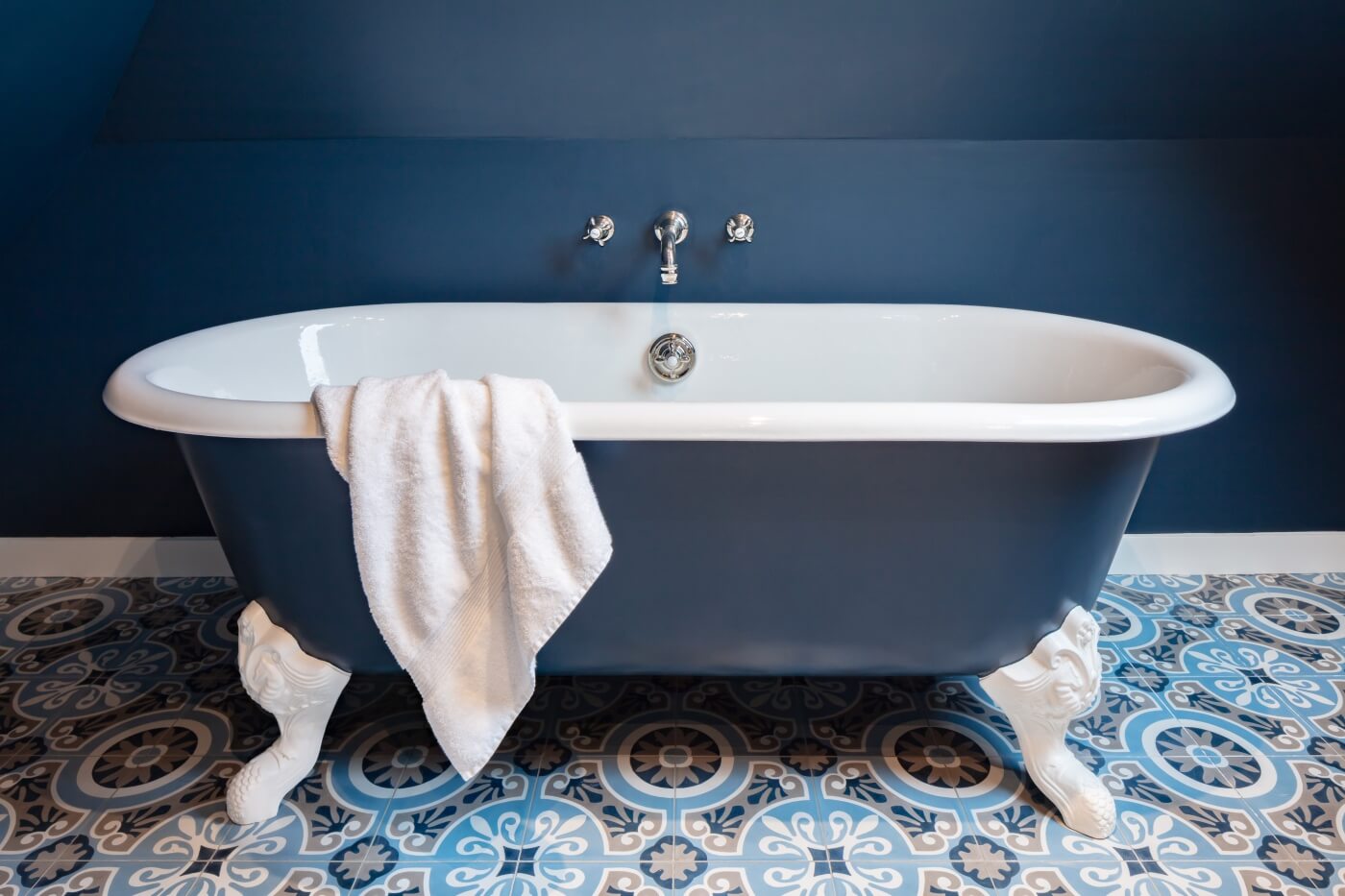 Gîte de charme en Bretagne, un magnifique salle de bain familiale avec une veritable baignoire en fonte sur pieds et une grande douche