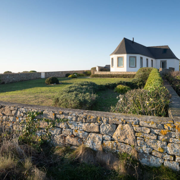 Gîte de charme vue mer en Bretagne, loin de tout avec la mer comme voisin