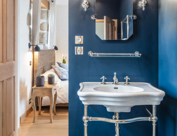 Gîte de charme en Bretagne, des salles de bains luxueuses avec de véritables carreaux de ciment et une robinetterie de palace
