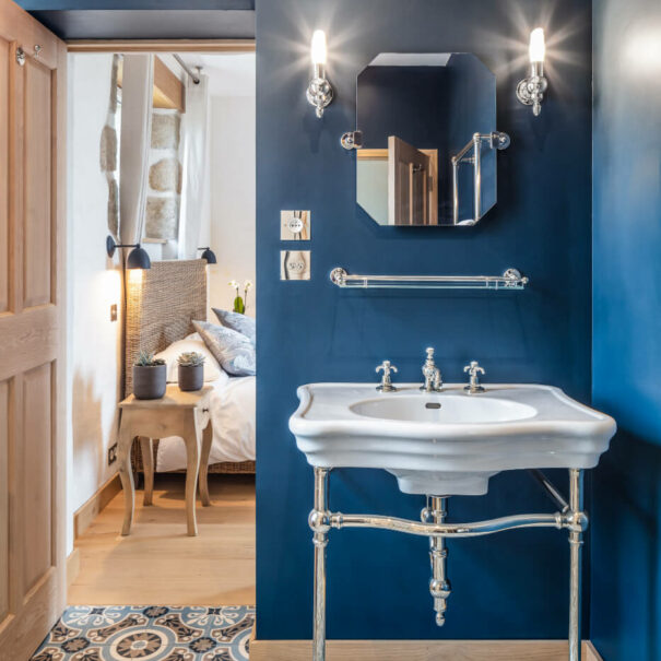 Gîte de charme en Bretagne, des salles de bains luxueuses avec de véritables carreaux de ciment et une robinetterie de palace