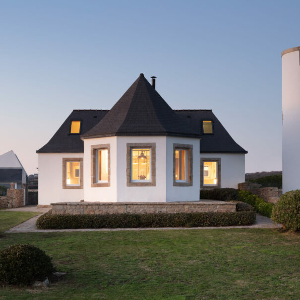 Gîte de charme vue mer en Bretagne, avec son phare toujours en activité