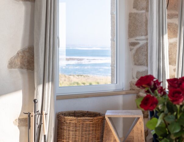 Gîte d'exception vue mer en Bretagne. Vue mer de toutes les fenêtres du salon